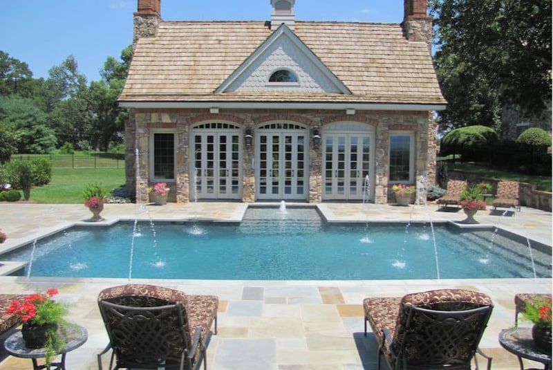 a group of lawn chairs sitting on top of a building