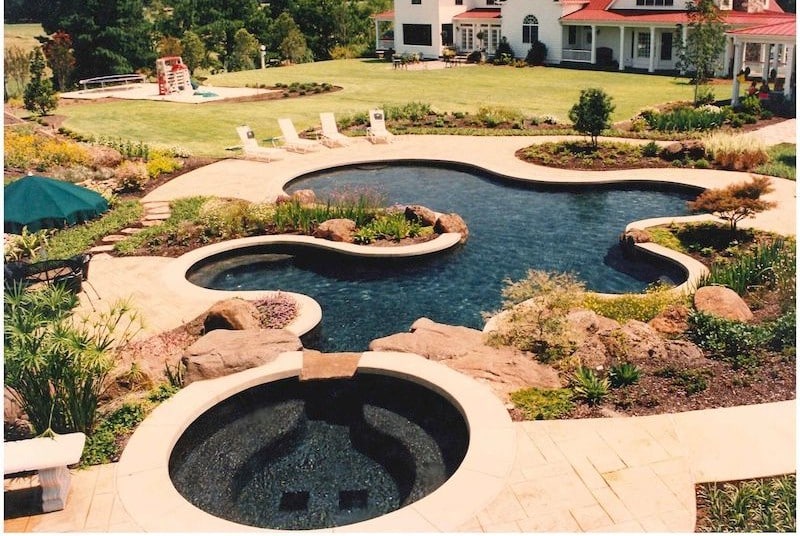 a group of lawn chairs sitting on top of a building